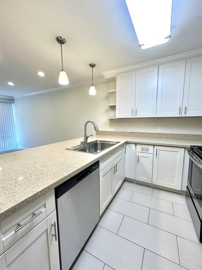 Building Photo - Beautiful top floor 1 bed/1 bath Apartment available NOW!