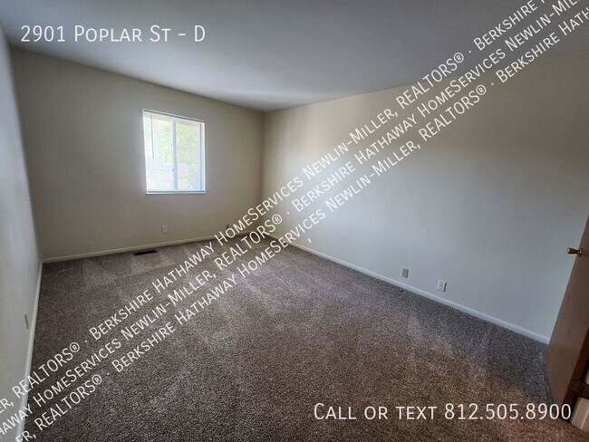 Foto del edificio - 2 Bedroom, 1 1/2 Bath Townhome Across from...