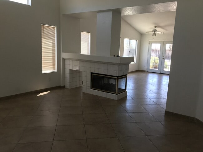Building Photo - Beautiful home with fenced in backyard!