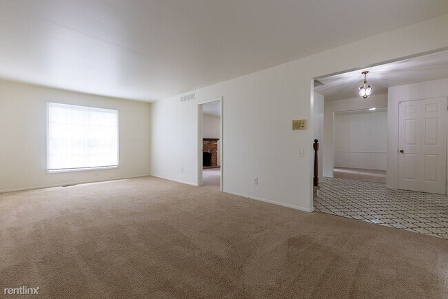 Foto del edificio - 4 br, 2.5 bath House - 4421 Walnut Woods Dr