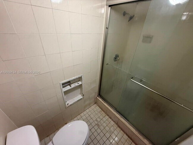 Foto del edificio - 1325 W 68th St