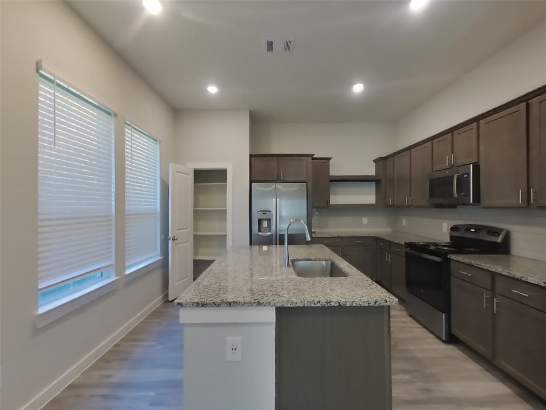 Foto principal - 9835 Willow Creek Commerce Dr