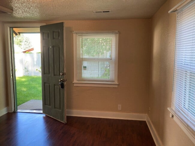 Foto del edificio - Shadle Area Home