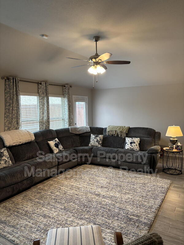 Foto del edificio - 5745 Brookville Dr