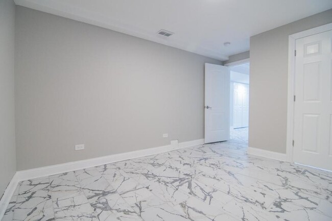 Foto del edificio - 2 bedroom in Chicago IL 60651
