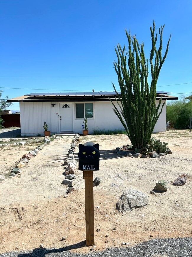 Building Photo - Adorable 2 bedroom 1 bathroom home