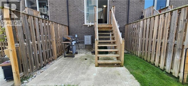 Building Photo - 12 Poplar Dr