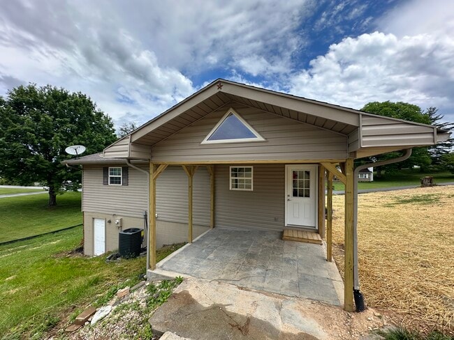 Building Photo - 206 Russell Rd S