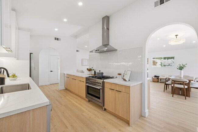 Foto del edificio - Stunning Mid-Century Modern Pool Home in Walnut Cove – Fully Furnished 4 bedrooms & 3 bathrooms!