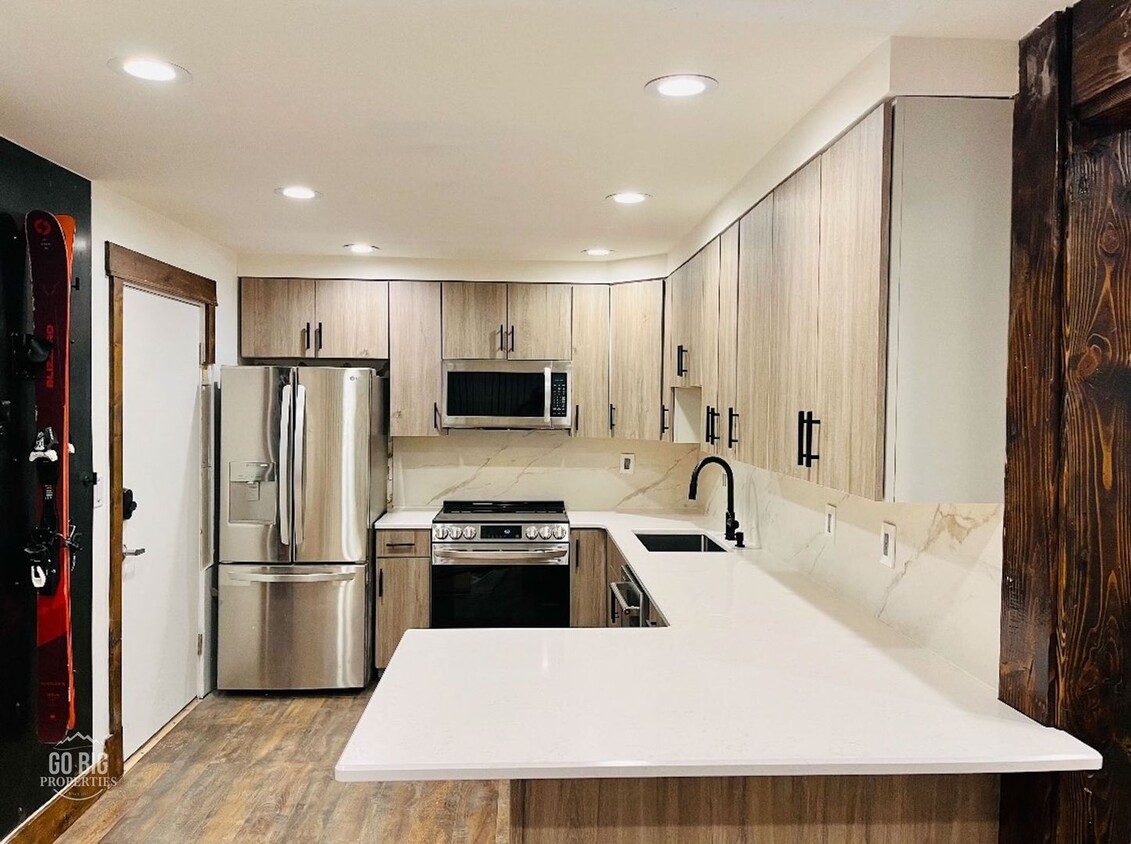 Primary Photo - Recently Renovated Hill Condo - SIX MONTH ...