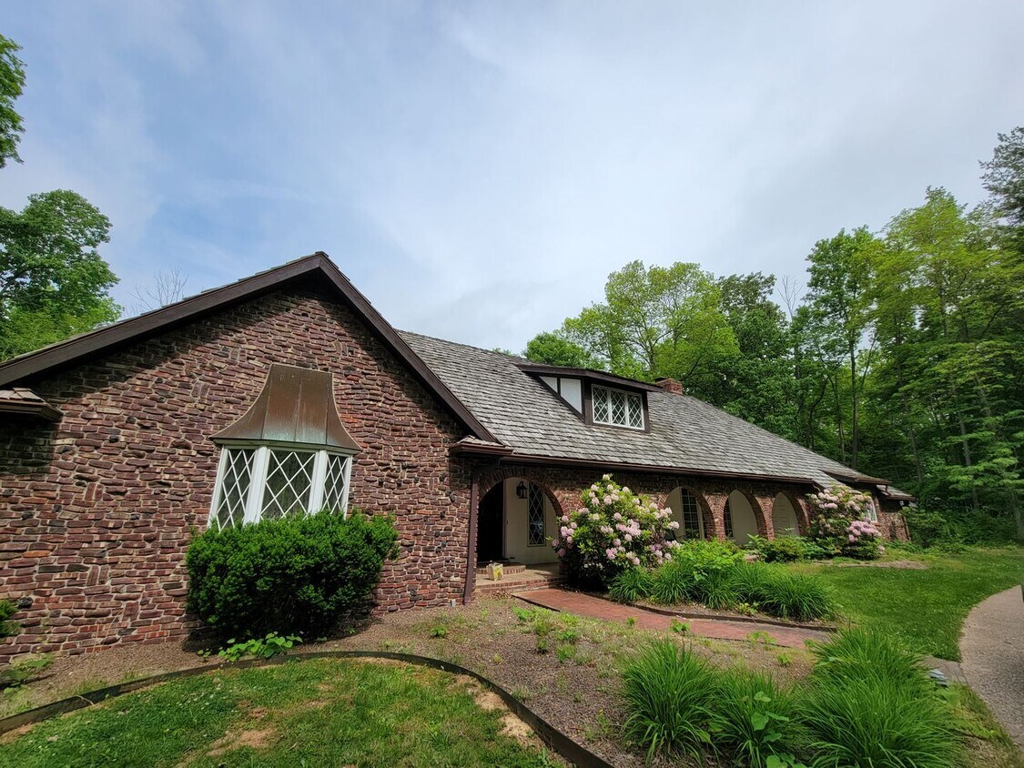 Primary Photo - Gorgeous 3 bed 2.5 bath home in the Blue R...