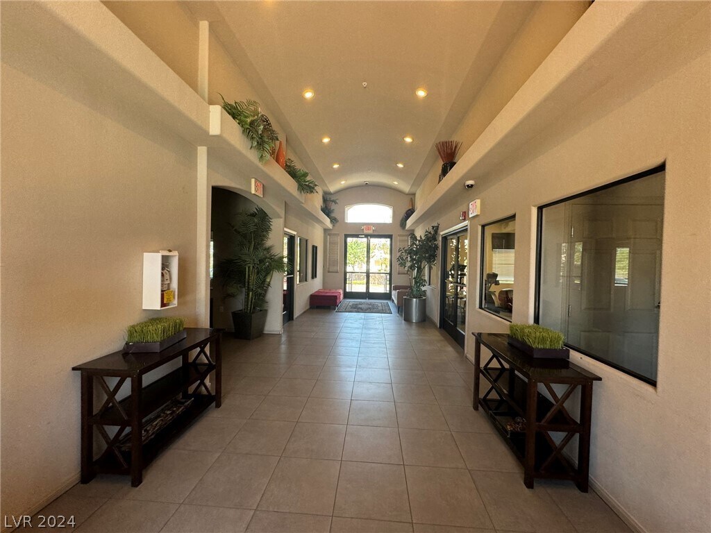 Foto del edificio - 7701 W Robindale Rd