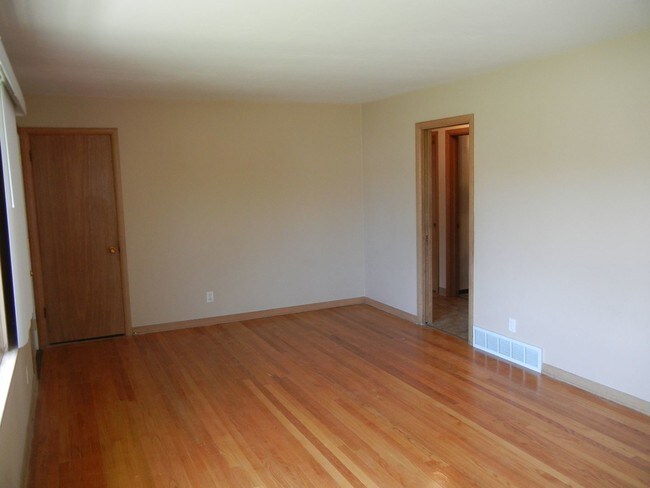 Building Photo - 3020 N Rockton Ave