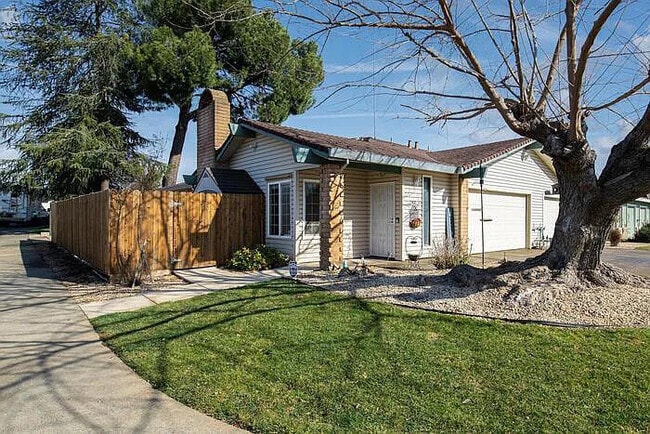 Building Photo - Beautiful 3 bedroom 2 bathroom duplex in C...