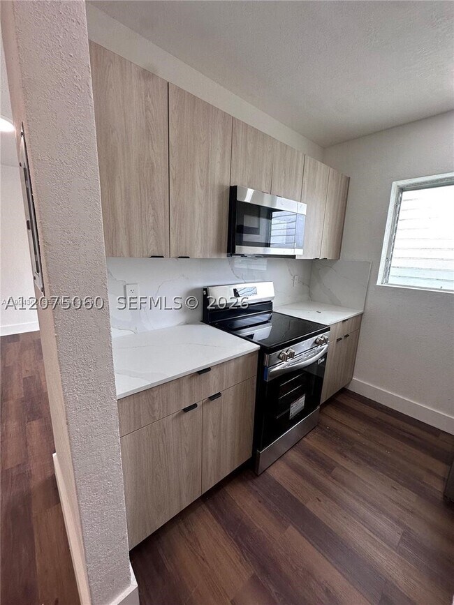 Foto del edificio - 7725 Carlyle Ave