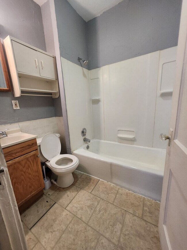 Foto del edificio - Upper 2-bedroom unit