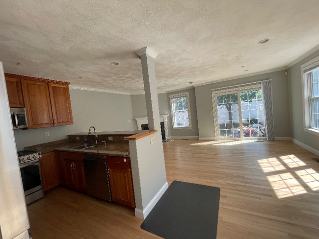 Building Photo - 360 Charles St