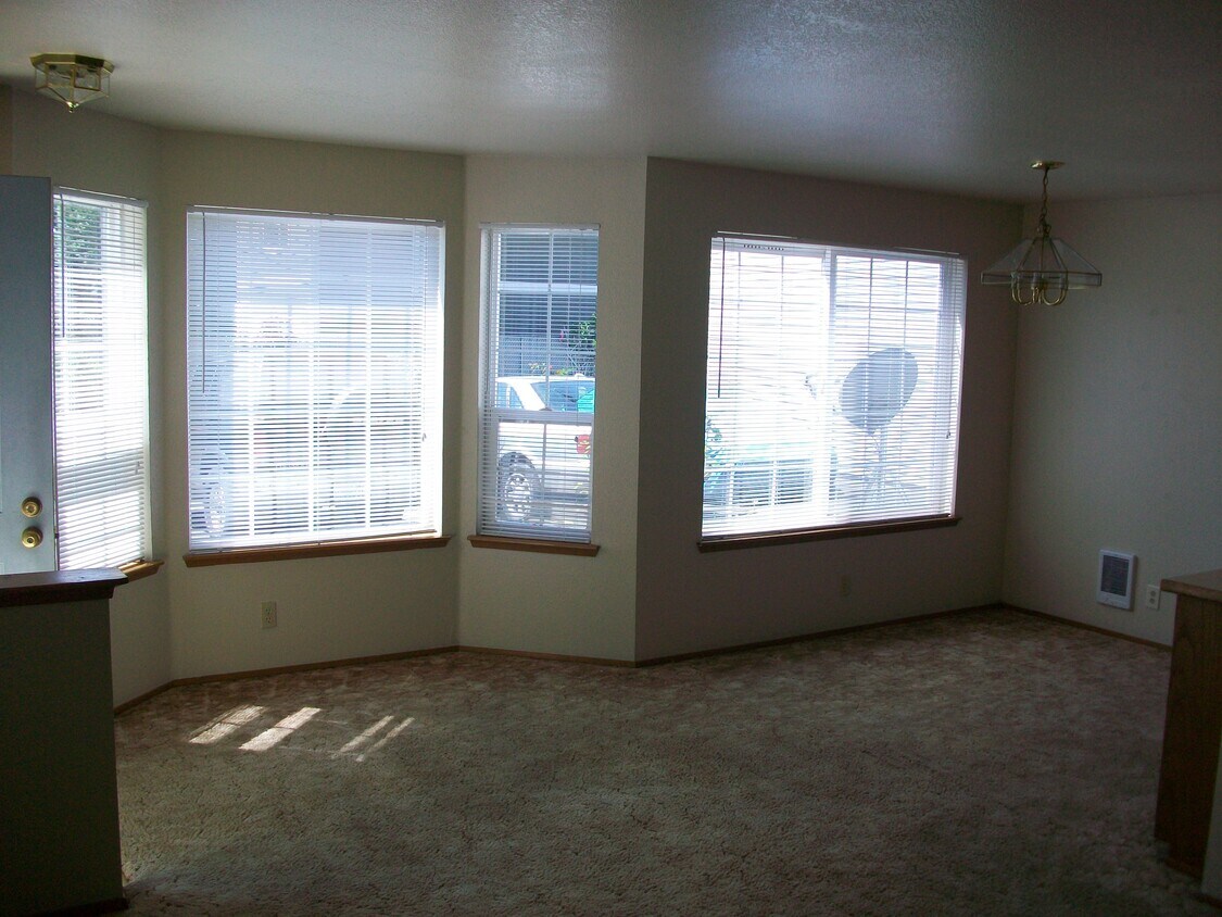 Building Photo - 200 Garden Ct