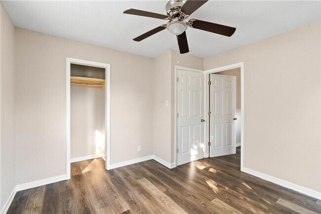 Foto del edificio - TWO BEDROOM ONE BATH UP FRONT WITH BACK APARTMENT