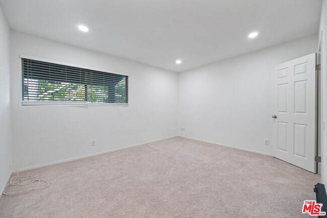 Foto del edificio - 322 Miraleste Dr