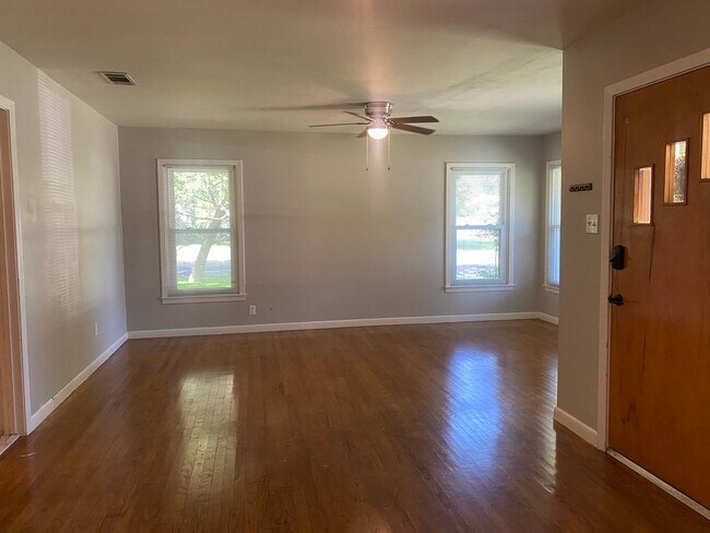 Building Photo - 4 BEDROOM WITH POOL