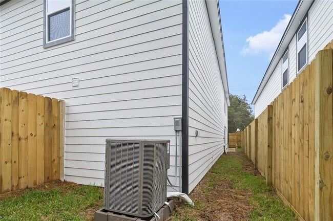 Foto del edificio - 8215 Crestview Dr