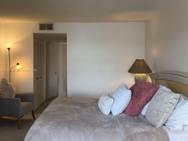 Foto del edificio - 18151 NE 31st Ct