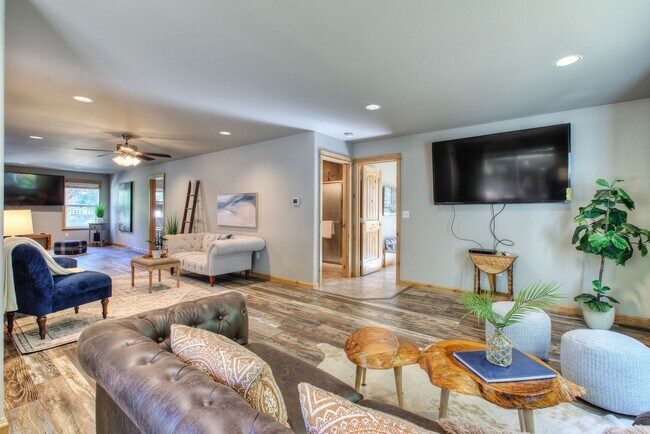 Foto del edificio - Large 4 bedroom home in Private Location