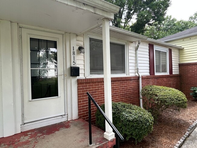 Building Photo - Cozy 2 bedroom/1 bath condo in the heart o...