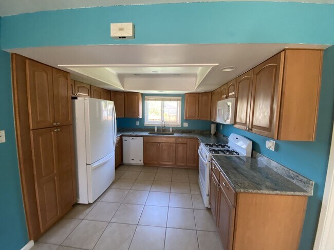 Foto del edificio - Spacious 6-Bedroom, 3-Bath Home in Lompoc