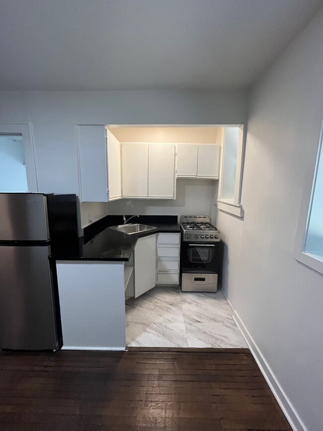 Building Photo - 28 Balmoral Ave.