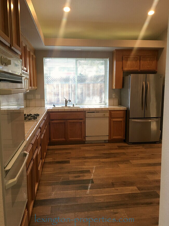 Foto del edificio - 2401 Fallwater Ln, Carmichael, Ca 95608