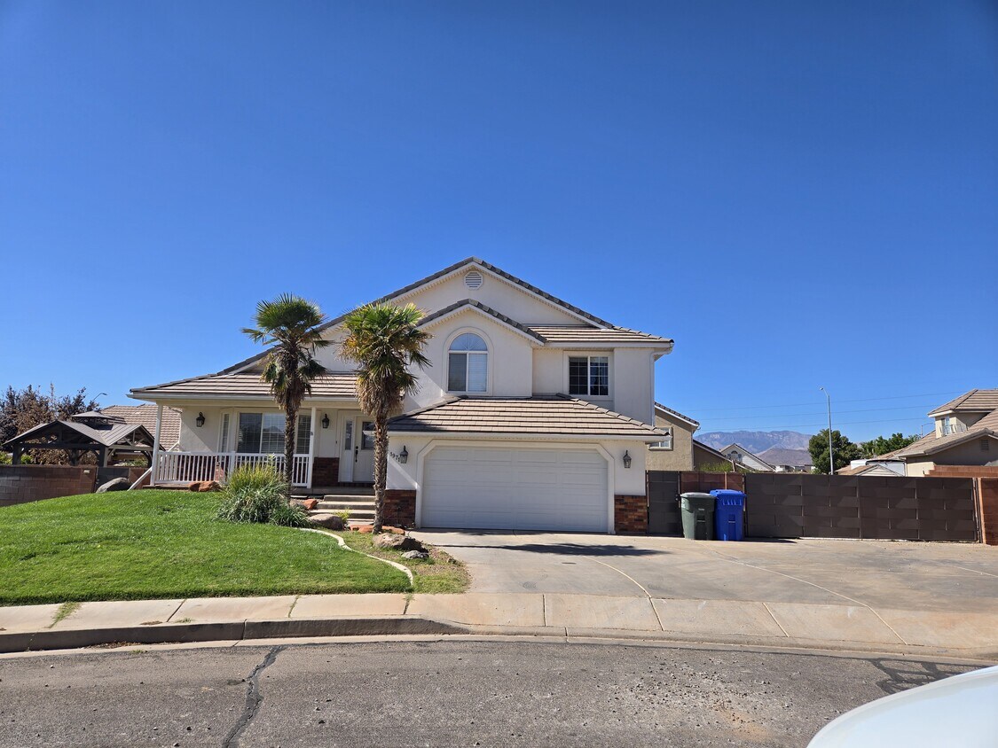 Beautiful front yard - 1971 Centennial Dr
