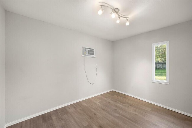 Building Photo - 1009 Rolling Green Cir