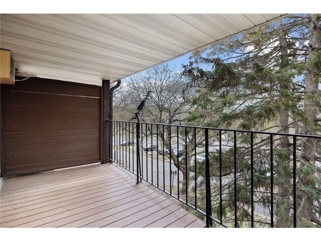 Foto del edificio - 10211 Cedar Lk Rd S