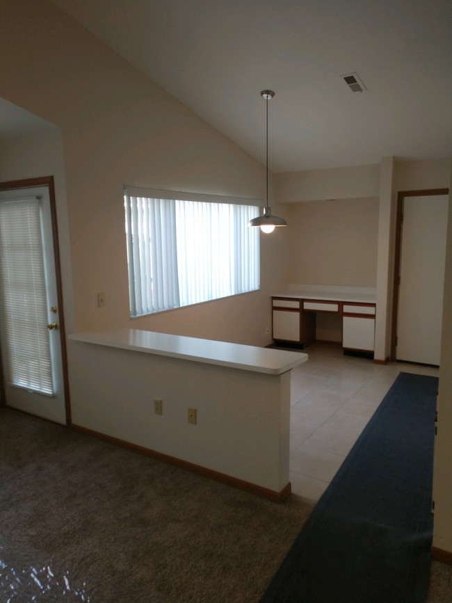 Foto del edificio - 737 Hilltop Ln