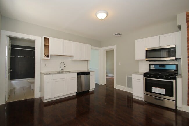 Building Photo - 161 Clay St