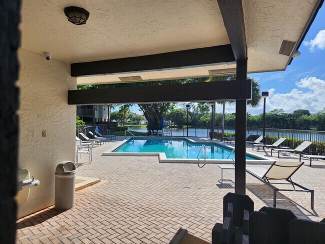 Foto del edificio - 5705 Fox Hollow Dr