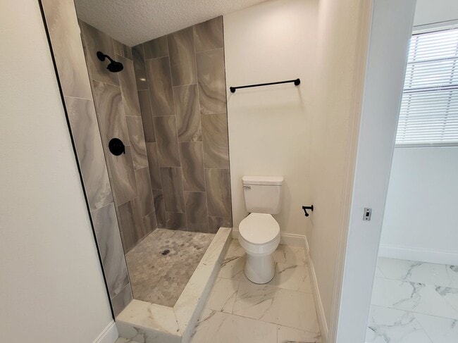 Building Photo - 2511 Drake Dr