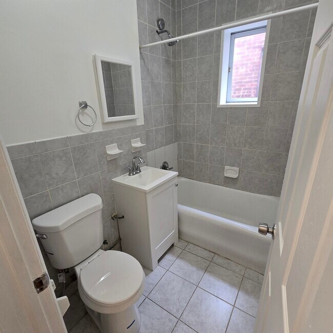 Building Photo - 207A Mallory Ave