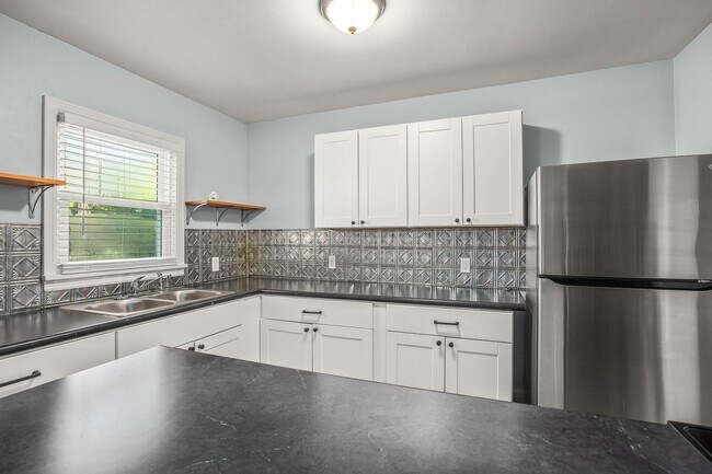 Building Photo - 5038 Pinewood Dr