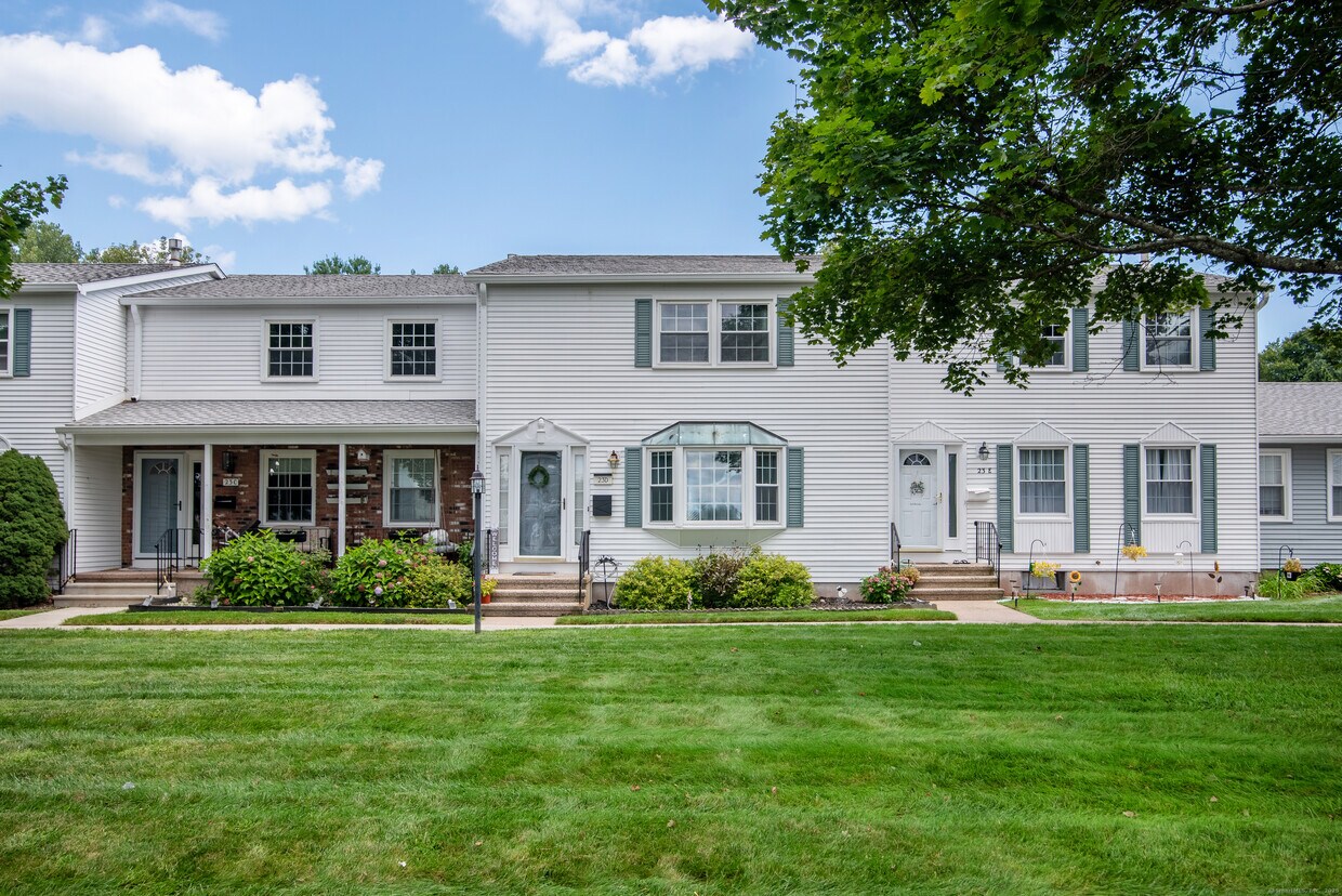 Primary Photo - 23 Esquire Dr