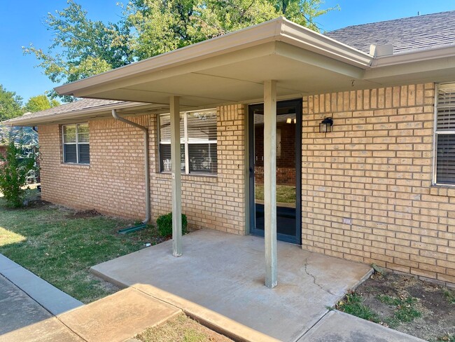 Building Photo - Cute 2 Bed Duplex in Downtown Edmond