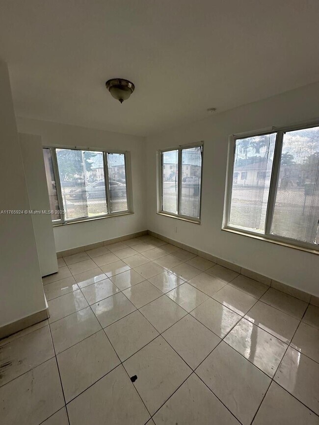 Foto del edificio - 811 NW 101st St