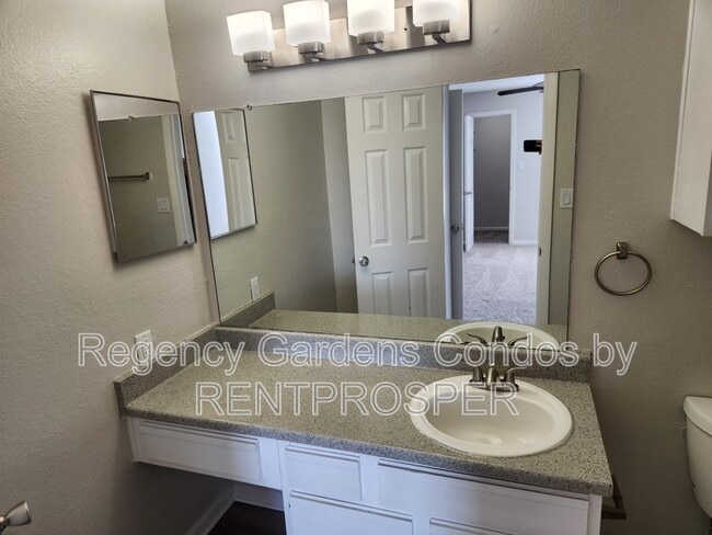 Foto del edificio - 5540 Devonbriar Way