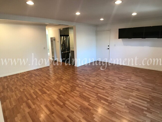 Building Photo - Beautiful lower condo with large patio in ...