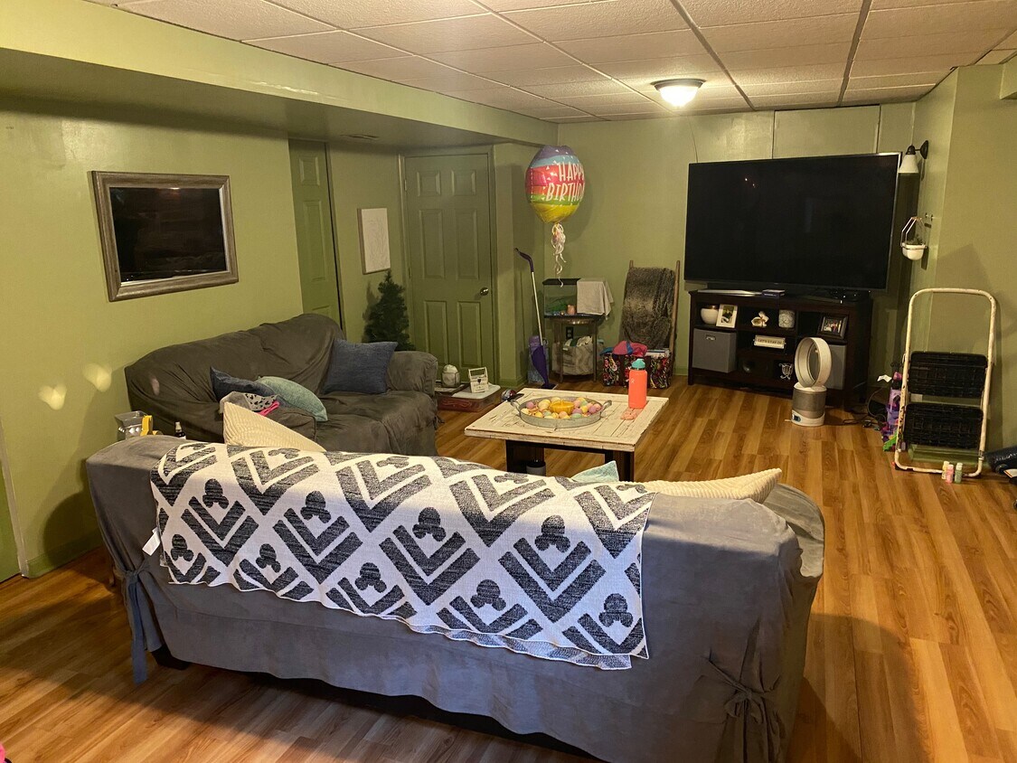 8012 Harpers Ln, Pasadena, MD 21122 Apartments in Pasadena, MD