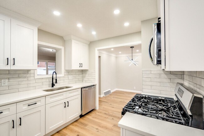 Foto del edificio - Spacious 3-Bedroom Home with Modern Comfort in Lyndhurst