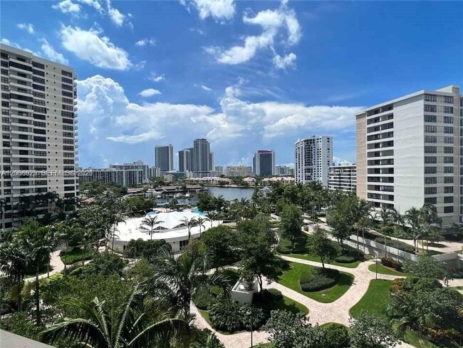 Foto del edificio - 600 Three Islands Boulevard