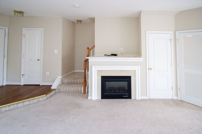 Building Photo - Charming 2-level townhouse condo nestled o...